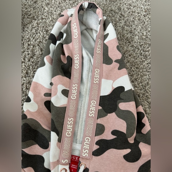 Guess hoodie top ( fit M-L ) - Picture 7 of 7